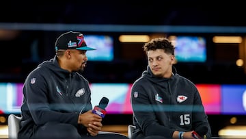 jalen Hurts habla con  Patrick Mahomes en la presentación de la Super Bowl.