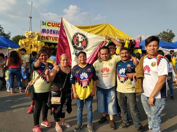 La afición americanista se dio cita en el Estadio Azteca en el duelo de semifinales ante Santos Laguna. 