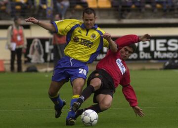 Jugó en el Villarreal la temporada 2000/01 y 01/02. Con el Barcelona sólo jugó la temporada 95/96