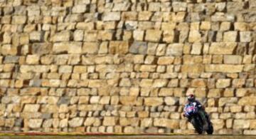 Jorge Lorenzo pasando por el emblemático muro del circuito Motorland de Alcañiz.