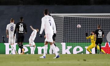 Benzema otra vez, y también de cabeza, anotó el 2-0.