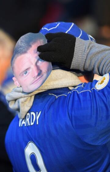 Un aficionado con la careta con el rostro de Jaime Vardy para protestar por la sanci¨®n de 3 partidos al delantero ingl¨¦s.