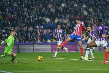 Atletico Madrid's Argentine forward #22 Giuliano Simeone (C) shoots to score a goal that was later ruled out during the Spanish league football match between Real Valladolid FC and Club Atletico de Madrid at the Jose Zorrilla stadium in Valladolid on November 30, 2024. (Photo by CESAR MANSO / AFP)