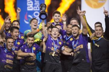 Photo during the celebration after the match Dorados de Sinaloa vs Atlante, corresponding to the return of the Grand Final of the Apertura 2016 Tournament of the Liga de Ascenso BBVA Bancomer MX, at Banorte Stadium.

Foto durante la celebracion despues del partido Dorados de Sinaloa vs Atlante, correspondiente a la vuelta de la Gran final del Torneo Apertura 2016 de la Liga de Ascenso BBVA Bancomer MX, en el Estadio Banorte, en la foto: Carlos Pinto levanta el Trofeo de Campeon de Dorados


03/12/2016/MEXSPORT/Cristian de Marchena.