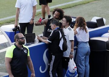 El lateral brasileño se fotografía con unos aficionados antes del entrenamiento