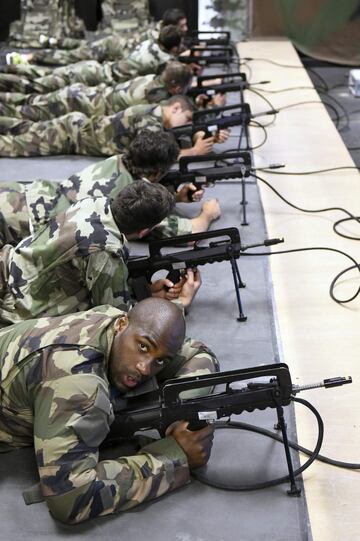 El judoka francés Teddy Riner y sus compañeros de equipo participan en un campo de entrenamiento físico supervisado por militares en el primer regimiento de la French Foreign Legion, en Aubagne. 