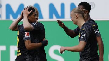 Jugadores del Borussia Dortmund celebran uno de los goles contra el Fürth en la Bundesliga.