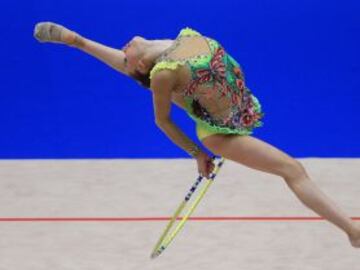 La rusa Daria Svatkovskaya realiza su ejercicio de aro durante campeonato de Europa de gimnasia rítmica celebrado en el Stadthalle de Viena.