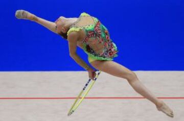 La rusa Daria Svatkovskaya realiza su ejercicio de aro durante campeonato de Europa de gimnasia rítmica celebrado en el Stadthalle de Viena.