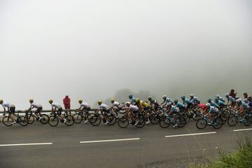 Christopher Froome, llevando el maillot amarillo de l¨ªder de la general, pedaleando entre el pelot¨®n y bajo la niebla.