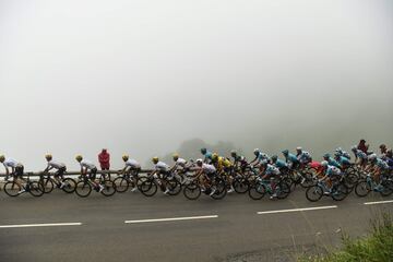 Christopher Froome, llevando el maillot amarillo de líder de la general, pedaleando entre el pelotón y bajo la niebla. 