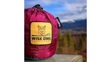 Si te gusta acampar deberías tener esta hamaca impermeable que puedes montar en un minuto