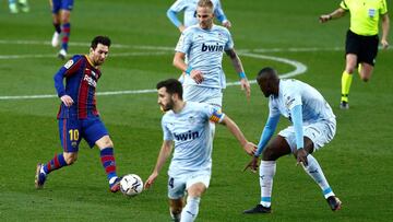 BARCELONA, 19/12/2020.- El jugador del FC Barcelona Lionel Messi (i), rodeado de jugadores del Valencia CF, durante el partido de la decimocuarta jornada de La Liga Santander de f&uacute;tbol en el Camp Nou.- EFE/ Enric Fontcuberta.