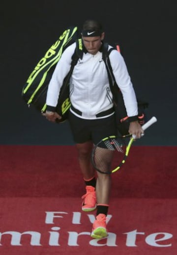 Rafa Nadal entra a la pista concentrado.