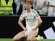 El defensa del Real Madrid Dean Huijsen recibe tarjeta amarilla durante el partido de la jornada 24 de LaLiga entre el Real Madrid y la Real Sociedad, este sábado en el estadio Santiago Bernabéu.
