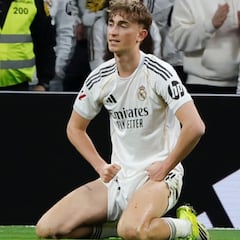 Tímidos pitos y muchos más aplausos para Huijsen después del penalti