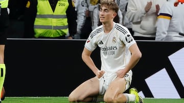 MADRID , 14/02/2026.- El defensa del Real Madrid Dean Huijsen (d) recibe tarjeta amarilla durante el partido de la jornada 24 de LaLiga entre el Real Madrid y la Real Sociedad, este sábado en el estadio Santiago Bernabéu. EFE/Sergio Pérez