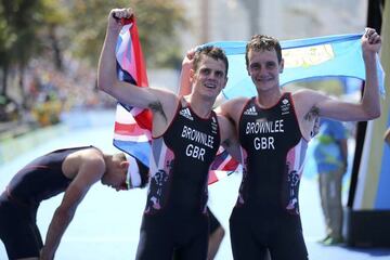 Los hermanos Brownlee celebran sus medallas en la meta de Copacabana.