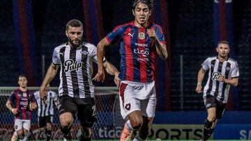 Alexis Duarte (centro) durante un partido con el Cerro Porteño