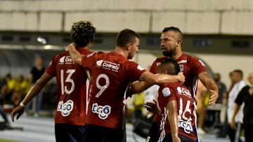 Andres Cadavid de Deportivo Independiente Medellin, celebra con sus compañeros de equipo el gol anotado a Alianza Petrolera durante partido de la fecha 15 entre Alianza Petrolera y Deportivo Independiente Medellin por la Liga BetPlay