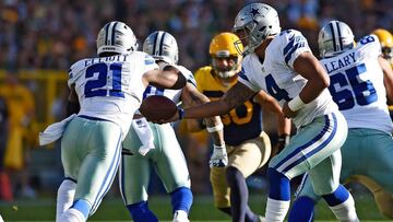 GREEN BAY, WI - OCTOBER 16: Ezekiel Elliott #21 takes the handoff from Dak Prescott #4 of the Dallas Cowboys against the Green Bay Packers during the first quarter at Lambeau Field on October 16, 2016 in Green Bay, Wisconsin.   Hannah Foslien/Getty Images/AFP
 == FOR NEWSPAPERS, INTERNET, TELCOS &amp; TELEVISION USE ONLY ==