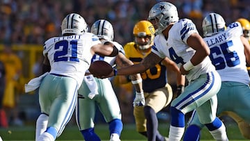 GREEN BAY, WI - OCTOBER 16: Ezekiel Elliott #21 takes the handoff from Dak Prescott #4 of the Dallas Cowboys against the Green Bay Packers during the first quarter at Lambeau Field on October 16, 2016 in Green Bay, Wisconsin. Hannah Foslien/Getty Images/AFP
== FOR NEWSPAPERS, INTERNET, TELCOS & TELEVISION USE ONLY ==