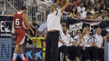 IMPRESIONADO. Ergin Ataman, en el banquillo turco, en Granada.