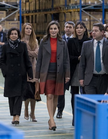 La Reina Letizia visitó junto al Rey Felipe VI la sede de la compañía Joma Sport en la localidad toledana de Portillo. La Reina lució un vestido y abrigo a juego de colores tierra.