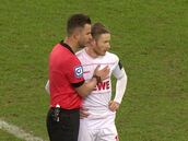 ¡Tiró un penal insólito, eliminó a su equipo y el árbitro tuvo que consolarlo!