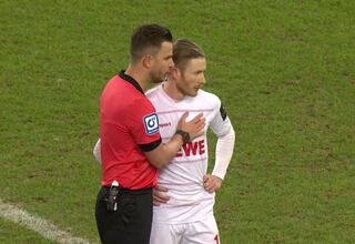 ¡Tiró un penal insólito, eliminó a su equipo y el árbitro tuvo que consolarlo!