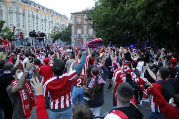 Algunos aficionados del Atltico de Madrid se acercaron a la fuente madrile?a de Neptuno para celebrar el ttulo de Liga conseguido.