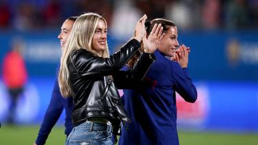 BARCELONA, SPAIN - MARCH 25: Alexia Putellas of FC Barcelona waves to the fans at the conclusion of the game during the Finetwork Liga F match between FC Barcelona and Real Madrid Femenino at Estadi Johan Cruyff on March 25, 2023 in Barcelona, Spain. (Photo by Eric Alonso/Getty Images)