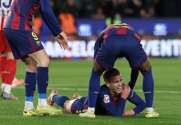 El mediapunta azulgrana permanece en el suelo, visiblemente dolorido.