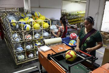 Así se fabrican los balones y las botas de fútbol en India