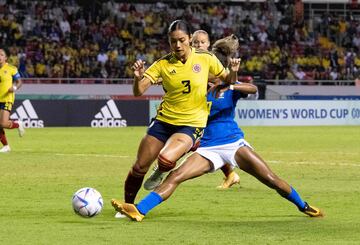 Brazil's Luany Vitoria da Silva Rosa (R) and Colombia's Angela Baron vie for the ball during their Women's U-20 World Cup quarter final football match at the National stadium in San Jose, on August 20, 2022. (Photo by Ezequiel BECERRA / AFP)