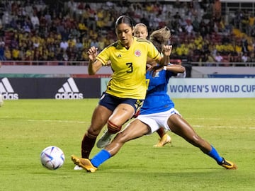 Brazil's Luany Vitoria da Silva Rosa (R) and Colombia's Angela Baron vie for the ball during their Women's U-20 World Cup quarter final football match at the National stadium in San Jose, on August 20, 2022. (Photo by Ezequiel BECERRA / AFP)