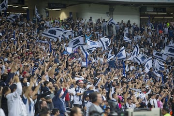 La afición de Rayados, que se quedó en el BBVA a aplaudir a Tigres cuando levantó el trofeo de Campeón en su estadio.