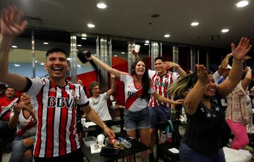 Aficionados de River celebran la victoria de su equipo.