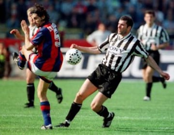 Zidane fichó con la Juventus de Turín en 1996 procedente del Girondins de Burdeos. Allí se dio a conocer mundialmente. 
A nivel de clubes ganó casi todos los títulos posibles (Liga Italiana, Copa, Supercopa de Italia, y la Copa Intercontinental).