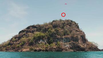 Nick Jacobsen salta desde una isla desierta a 84 metros de altura -con su tabla y su cometa de kitesurf- al mar. 