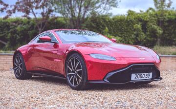 Corría 2019 cuando el por aquel entonces portero de los Diablos Rojos apareció por Manchester junto con Edurne a bordo de uno de los mejores modelos de la marca británica Aston Martin. El Aston Martin Vantage tiene dos plazas y se lleva vendiendo desde 2005, aunque existe una segunda generación que salió al mercado en 2017. Su precio ronda los 132.000 euros y es capaz de llegar a velocidades cercanas a los 300 kilómetros por hora gracias a sus 510 caballos.