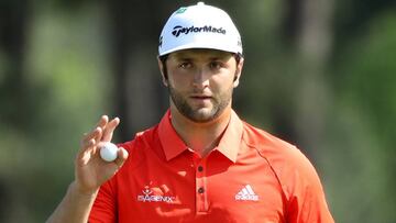 Jon Rahm levanta la bola durante la &uacute;ltima jornada del Masters en el  Augusta National Golf Club in Augusta, Georgia, U.S.