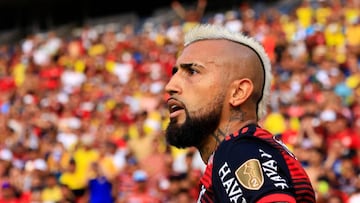 GUAYAQUIL, ECUADOR - OCTOBER 29: Arturo Vidal of Flamengo looks on during the final of Copa CONMEBOL Libertadores 2022 between Flamengo and Athletico Paranaense at Estadio Monumental Isidro Romero Carbo on October 29, 2022 in Guayaquil, Ecuador. (Photo by Franklin Jacome/Getty Images)