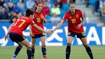 GRAFCVA5382. LE HAVRE, 08/06/2019.- La jugadora de la selecci&oacute;n espa&ntilde;ola de f&uacute;tbol, Jennifer Hermoso (d), recibe la felicitaci&oacute;n de su compa&ntilde;era Luc&iacute;a Garc&iacute;a tras marcar el primer gol a la de Sud&aacute;fri