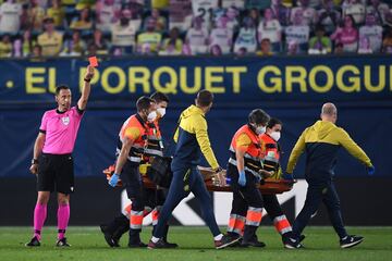 El árbitro Artur Dias enseñó la cartulina roja (doble amarilla) a Etienne Capoue mientras era retirado en camilla.