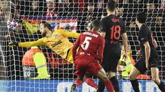 El gol de Wijnaldum a Oblak en el Liverpool-Atl&eacute;tico que ahora el alcalde de la localidad pide que se investigue. 