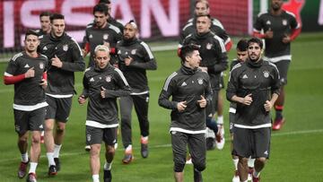 El Bayern entrenando en el Vodafone Park stadium de Estambul.
