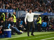 Funes da una indicación en el Málaga-Albacete.