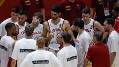 Los jugadores de la selección española de baloncesto escuchan al entrenador, Sergio Scariolo, durante la final del Preolímpico entre España y Bahamas.