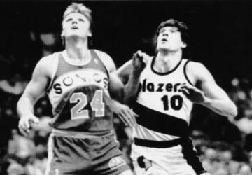 Fue el pionero de los españoles. Aunque sólo estuvo una temporada (86-87) abrió el camino a los demás. En la foto en su debut con Portland Trail Blazers contra Seattle Supersonics.